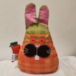 ZAJDA S MRKVÍ, látková hračka, výška hračky 20 cm