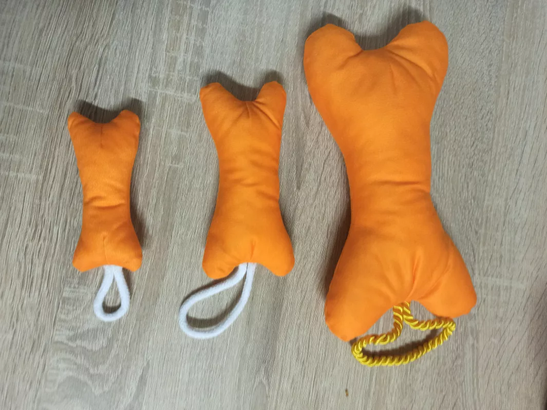 Ručně šitá kost pro psy malá, pískací Chráněná dílna INSPIRACE