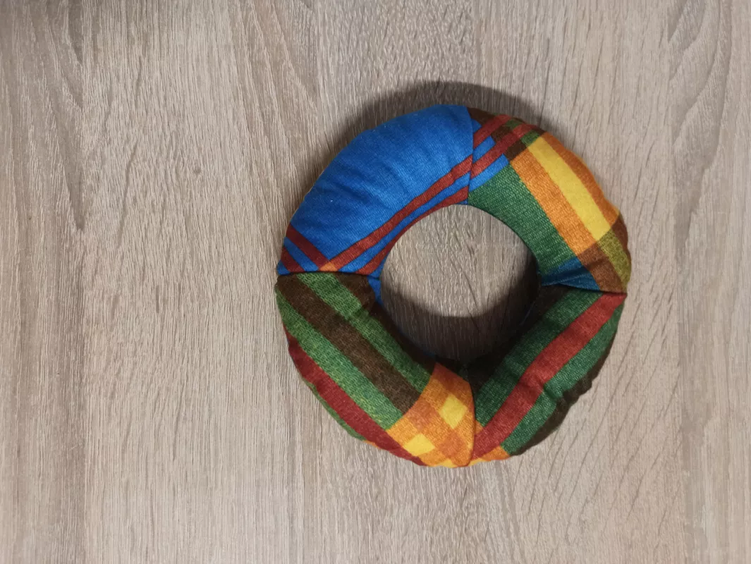 Ručně šitý donut pro psy 15 cm Chráněná dílna INSPIRACE