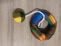 Ručně šitý malý míček o velikosti 4cm na provázku Chráněná dílna INSPIRACE