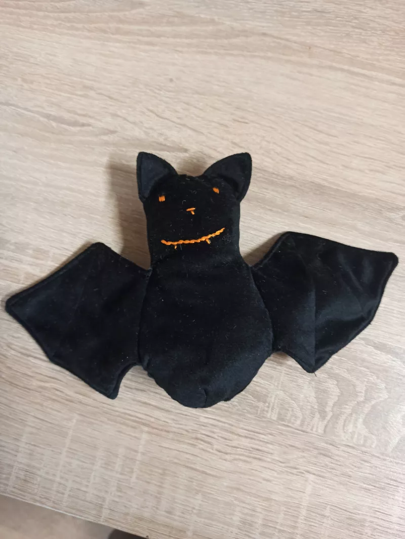 Netopýr s vyšívaným obličejem Chráněná dílna INSPIRACE