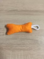 Ručně šitá kost pro psy malá, pískací Chráněná dílna INSPIRACE