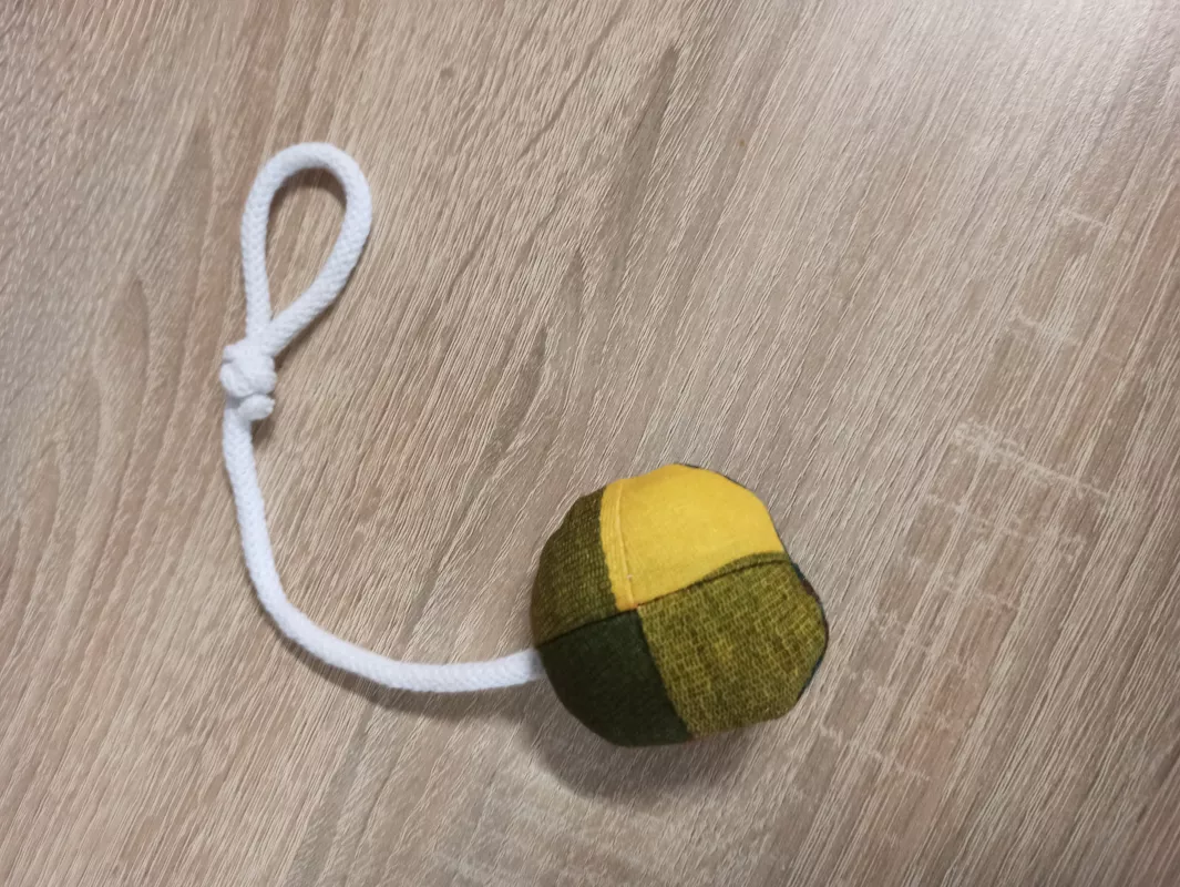 Ručně šitý míček o velikosti 6cm na provázku Chráněná dílna INSPIRACE