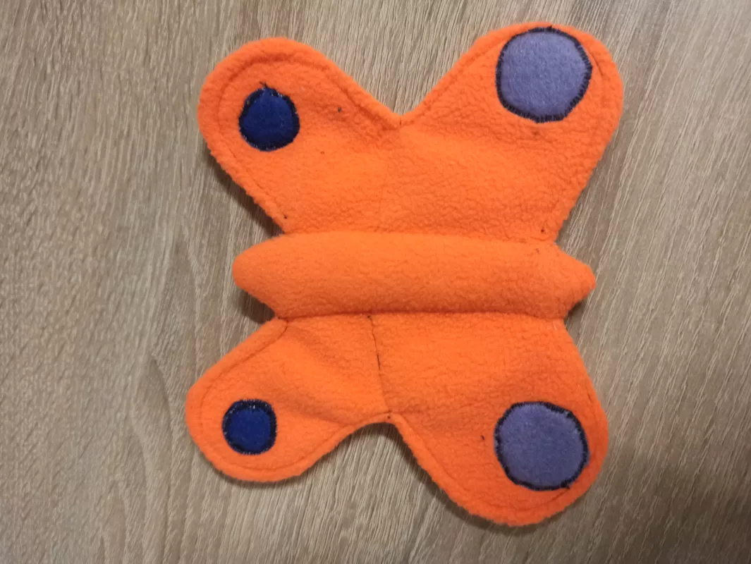 Ručně šitý motýl se šantou Chráněná dílna INSPIRACE