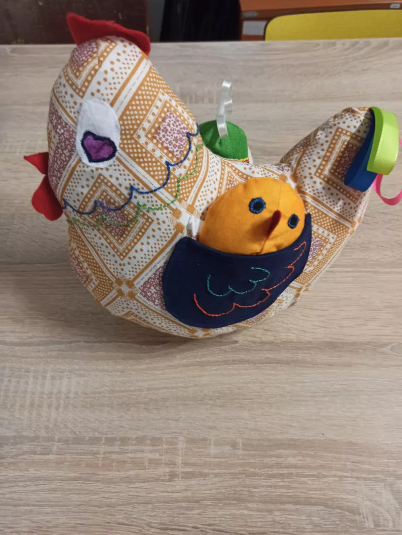 Velká slepičí maminka s kuřátkem a vajíčkem v kapse Chráněná dílna INSPIRACE