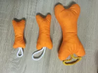 Ručně šitá kost pro psy velká, pískací Chráněná dílna INSPIRACE