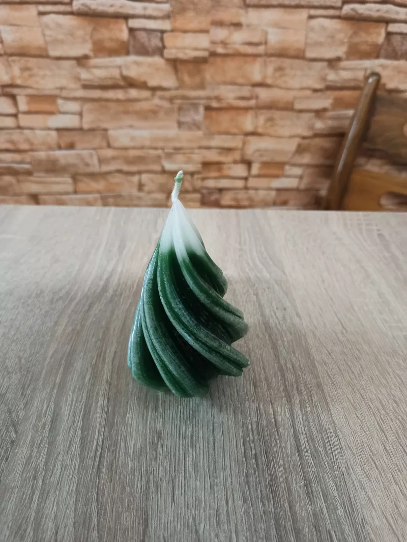 Svíčka vánoční strom ve tvaru spirály, jemně parfémovaná, růžné barvy Chráněná dílna INSPIRACE